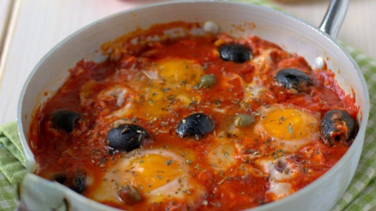 œufs pochés en sauce méditerranéenne