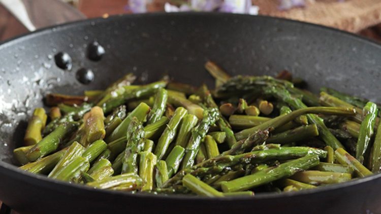 asperges sautées à l’ail  