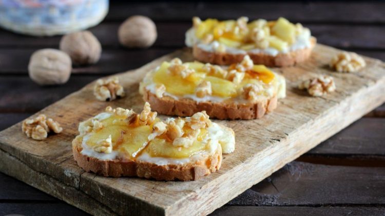 Croûtons de gorgonzola pommes caramélisées et noix