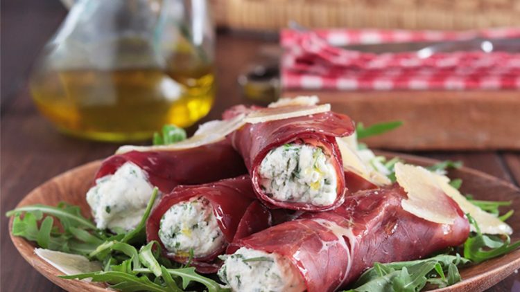 Roulés de bresaola et roquette
