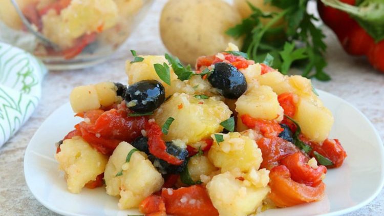 Salade de pommes de terre, poivrons et olives