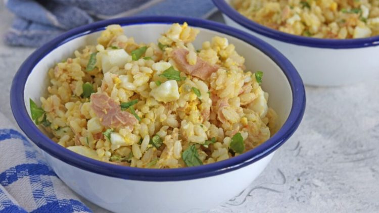salade de riz, thon et œufs