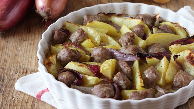 saucisses et pommes de terre sur plaque   