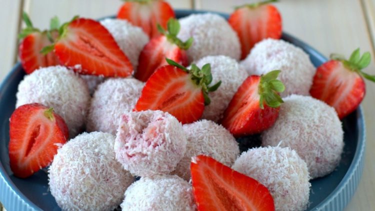 truffes aux fraises et noix de coco