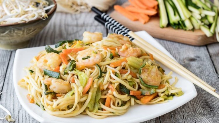 nouilles sautées aux crevettes et légumes