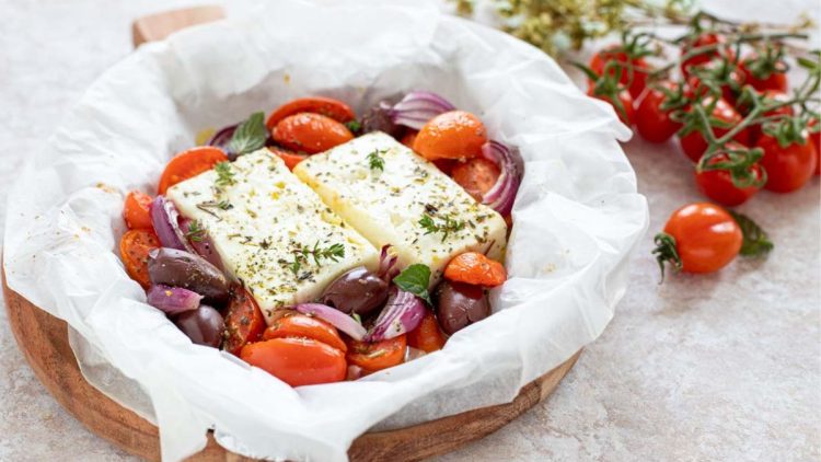 papillote de feta à la grecque aux tomates et olives