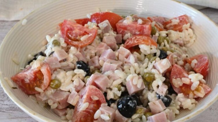 salade de riz au jambon et aux tomates cerises