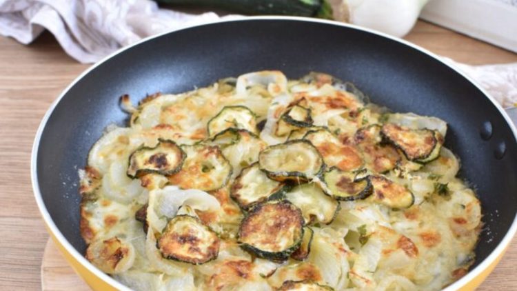 courgettes, oignons et parmesan à la poêle