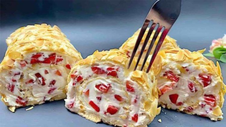 gâteau roulé aux fraises et chantilly
