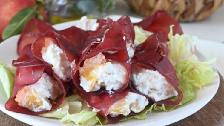petits rouleaux de bresaola aux pêches