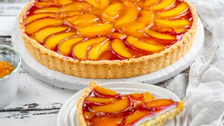 tarte aux pêches, crème de lait et confiture  