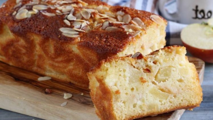 cake moelleux aux pommes et à la confiture