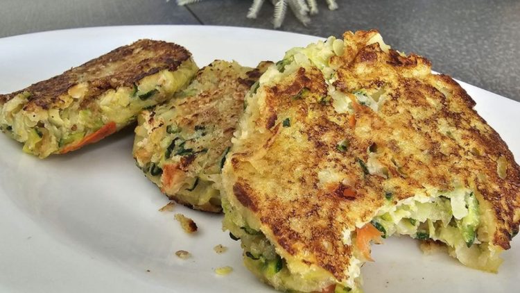 galettes de courgettes, pommes de terre et tomates cerises