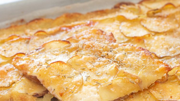 pizza de pommes de terre, mortadelle et fromage