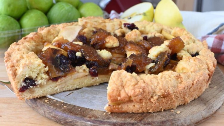tarte rustique aux pommes, raisins secs et confiture de figues