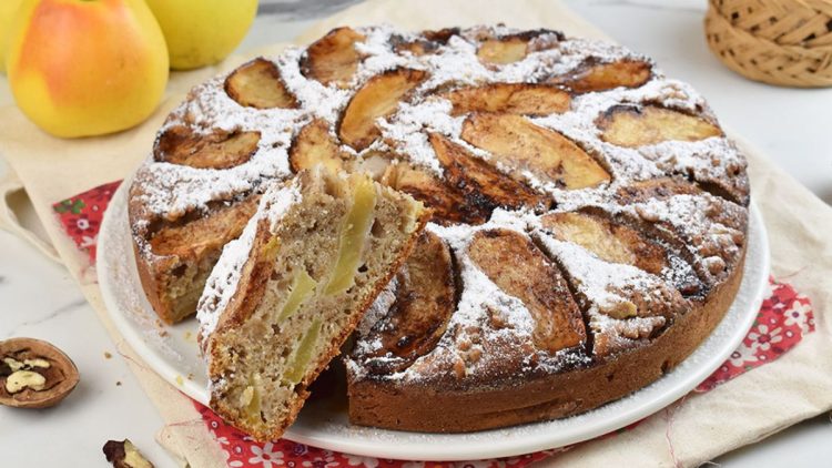 gâteau au yaourt, noix et pommes