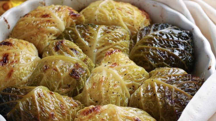 rouleaux de chou frisé farcis aux pommes de terre et fromage