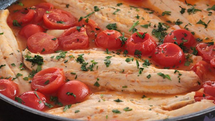 filets de bar à la tomate et au vin blanc  