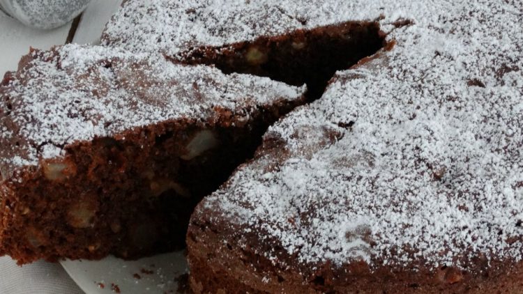gâteau moelleux au chocolat, pommes et noisettes