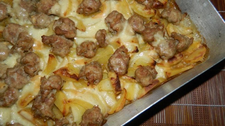 gratin de pommes de terre, saucisse et fromage scamorza