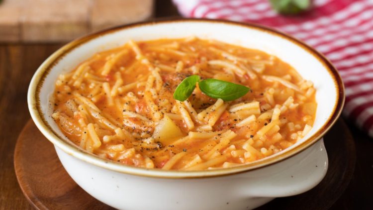 soupe de pates, tomates et pommes de terre   
