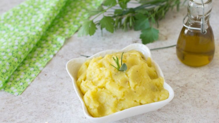 pommes de terre écrasées à l'huile d'olive