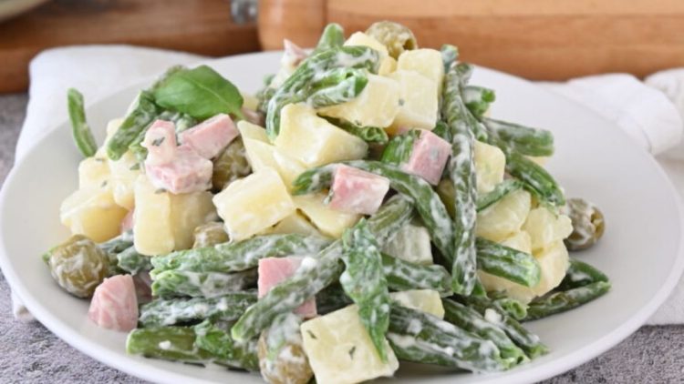 salade de pommes de terre, haricots verts, jambon
