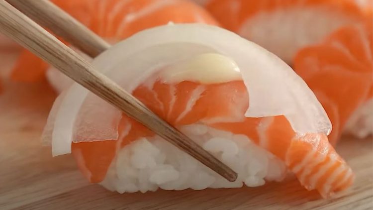 sushi au saumon