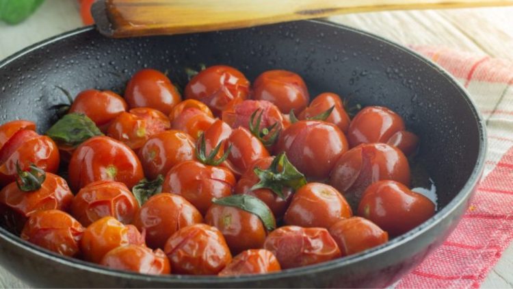 tomates cerises poêlées au basilic