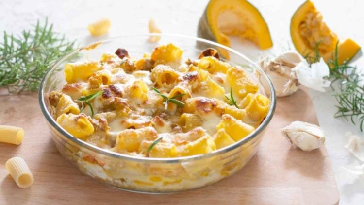 Gratin de pâtes festif à la courge et saucisse