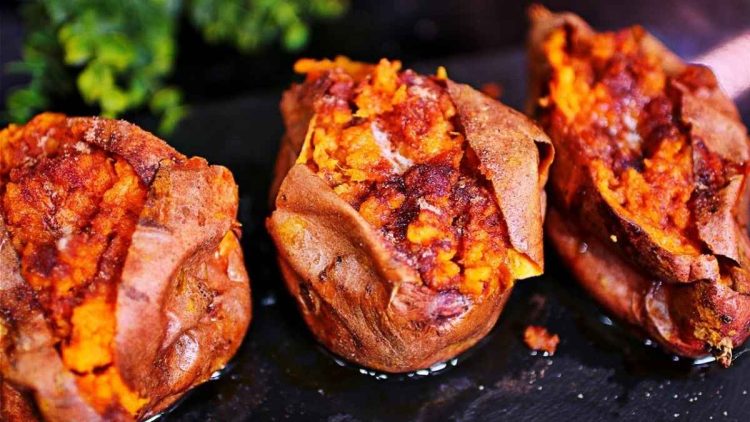 Meilleures patates douces cuites au four avec du beurre de sucre à la cannelle
