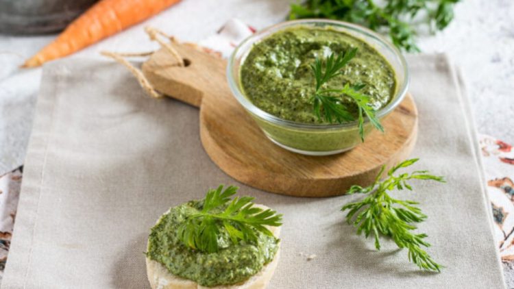 pesto aux fanes de carottes   