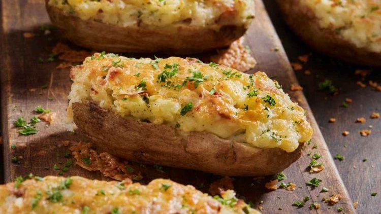 Pommes de terre fourrées et cuites au four avec des fromages