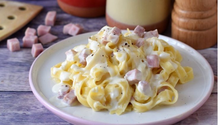 tagliatelles au fromage Robiola et au jambon
