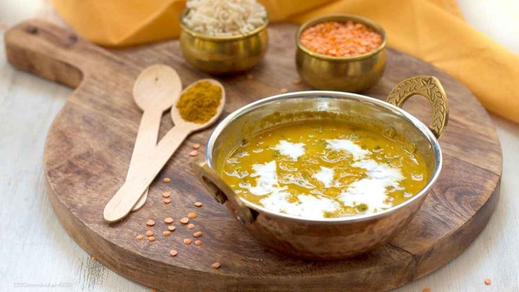 Dahl de Lentilles Corail aux Épinards : Une Recette Vegan et Sans Gluten pour se Détoxifier