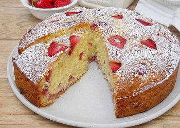 gâteau au yaourt et aux fraises