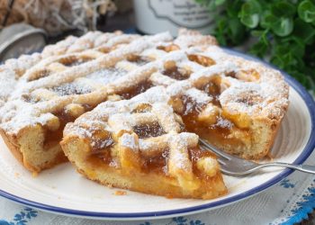 crostata à la confiture d'abricots et aux amaretti