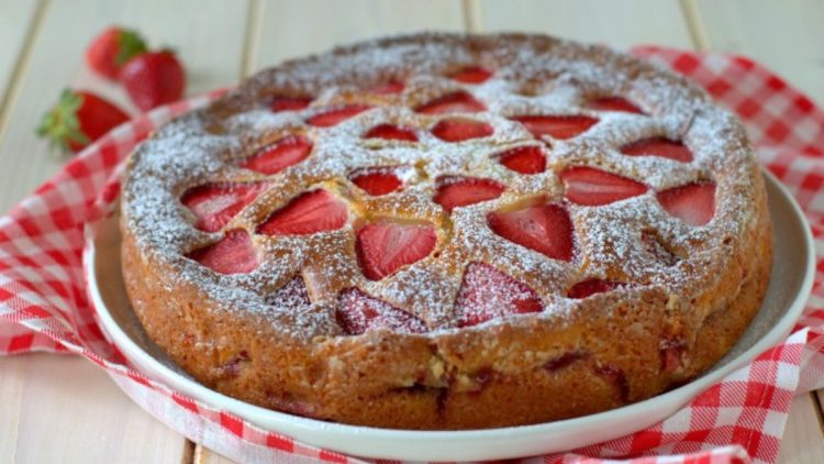 gâteau au yaourt et à la fraise