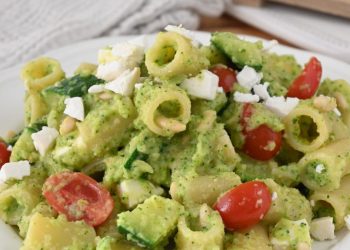 pâtes aux courgettes, tomates et pignons de pin