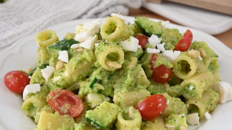 pâtes aux courgettes, tomates et pignons de pin