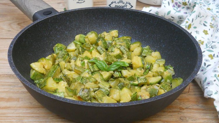 courgettes sautées à l’ail et au basilic