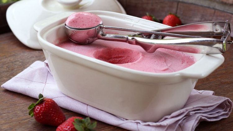 glace à la fraise sans sorbetière