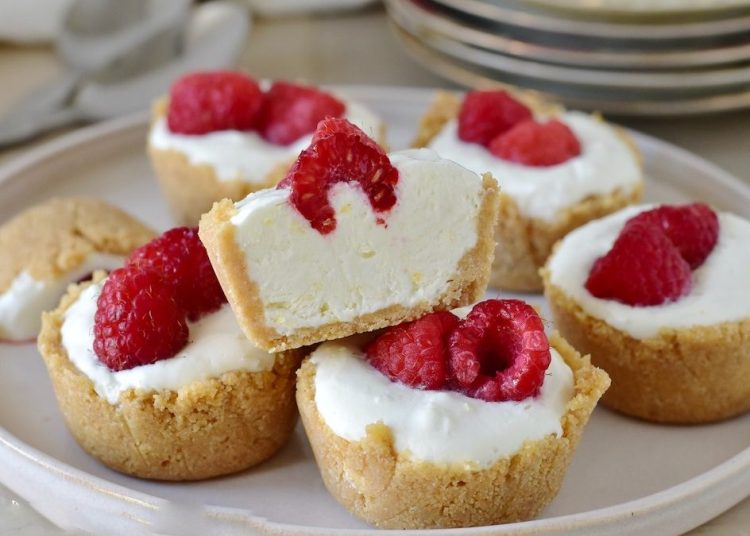 mini cheesecakes aux framboises et au citron