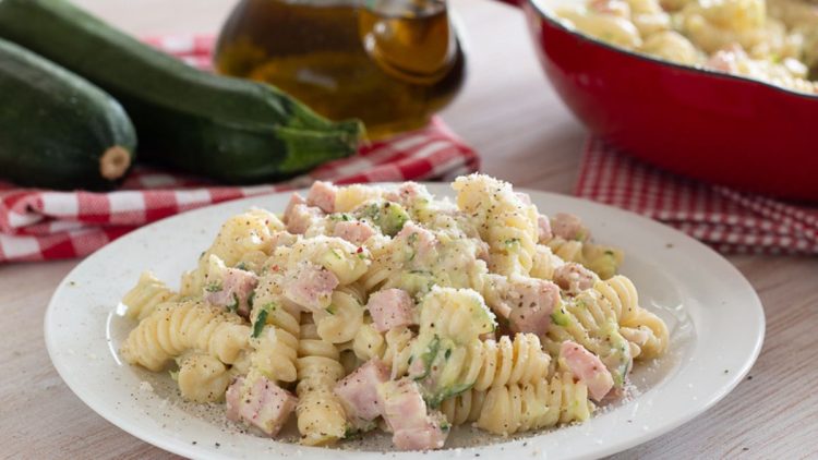 pâtes aux courgettes, jambon et fromage frais