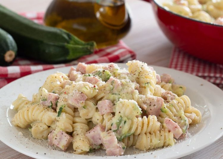pâtes aux courgettes, jambon et fromage frais