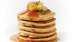découvrez notre recette facile et rapide de pancakes bien épais aux pommes, moelleux à souhait, parfaits pour un petit-déjeuner gourmand et réconfortant.